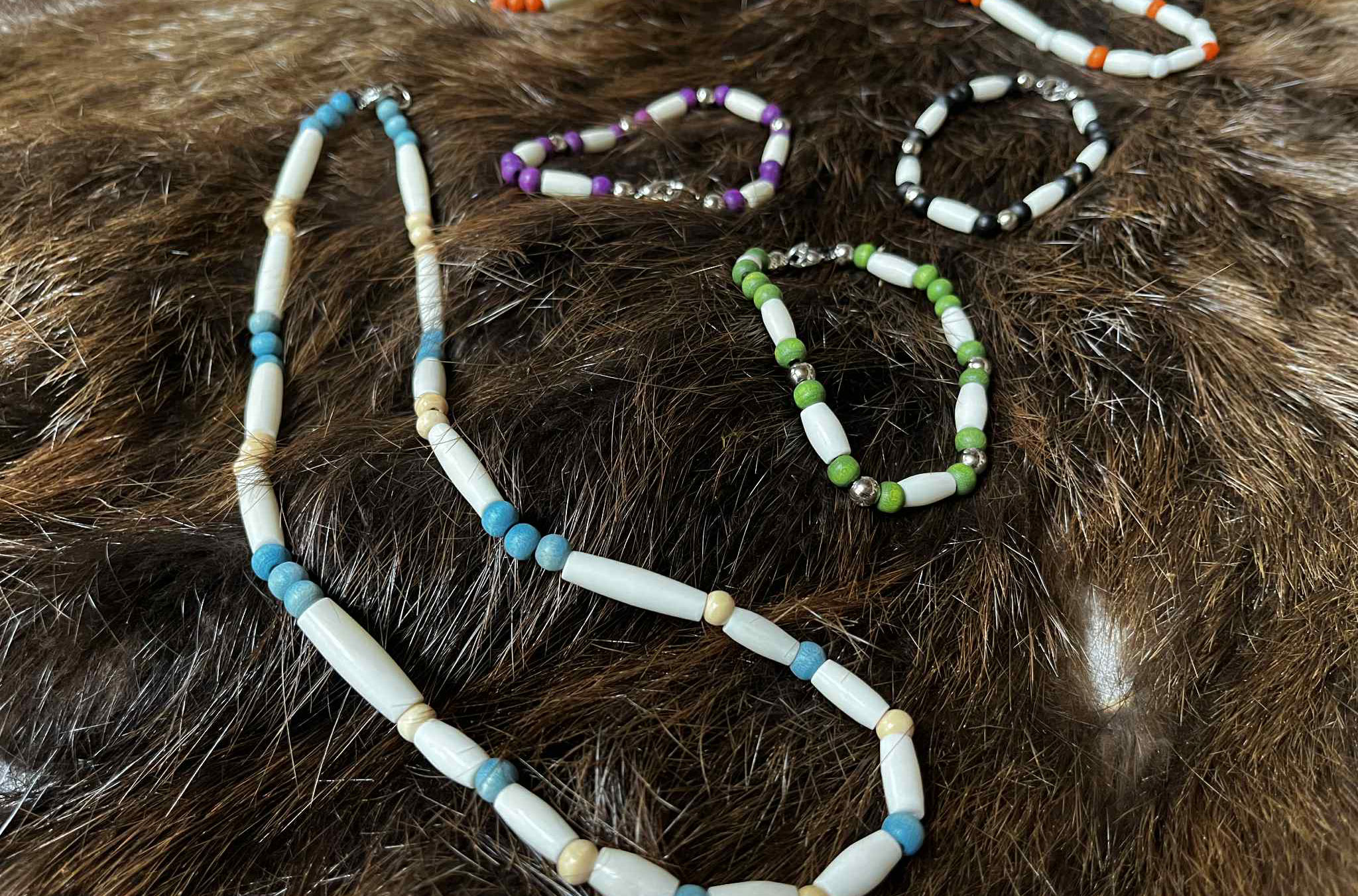 Confection de colliers et de bracelets